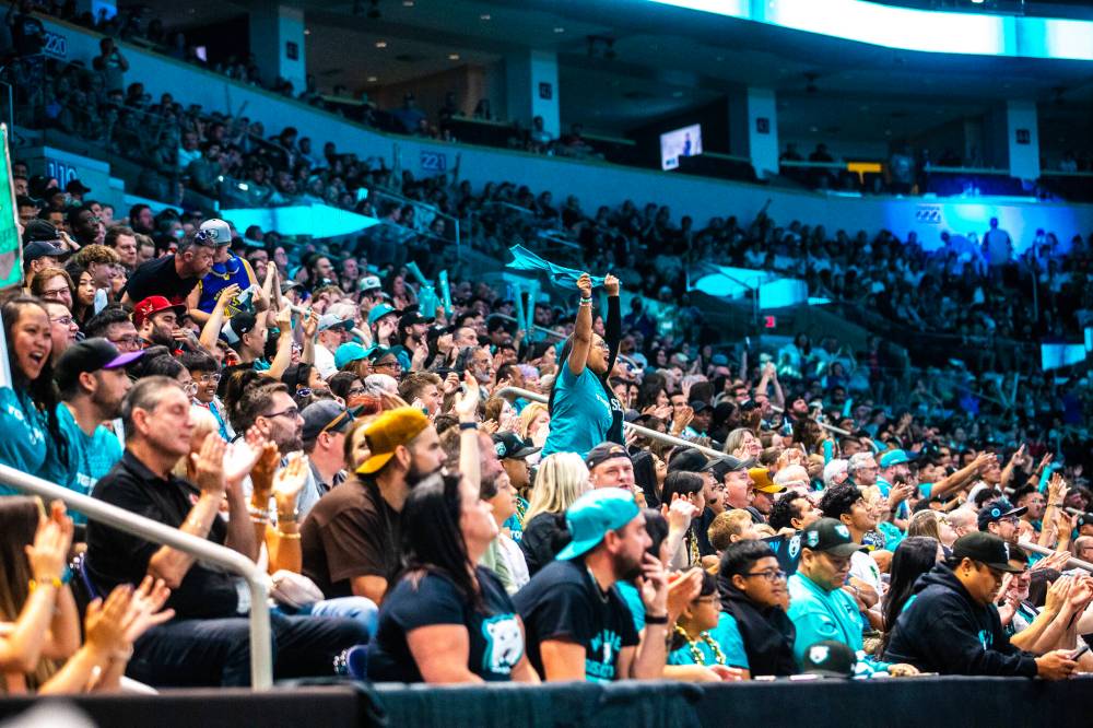 MIKAELA MACKENZIE / WINNIPEG FREE PRESS
The Sea Bears set a record of 10,580 fans at the game.