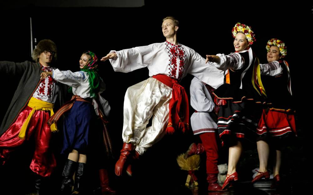 JOHN WOODS / WINNIPEG FREE PRESS
Performers share their culture in the Spirit of Ukraine Pavilion at Folklorama in Winnipeg, Monday.