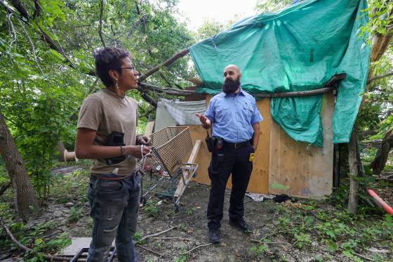 Steven Antle (right) and Kat Smith-Sutherland talk on Wednesday morning (Ruth Bonneville / Winnipeg Free Press)