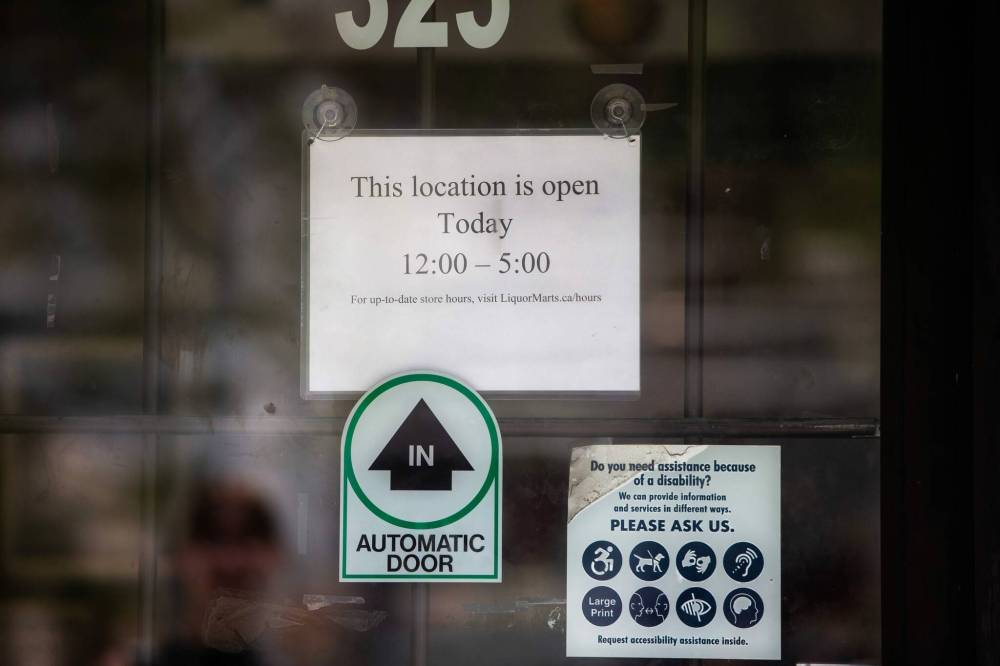 MIKAELA MACKENZIE / WINNIPEG FREE PRESS
Only seven Liquor Marts are open across Manitoba after the Manitoba Government and General Employees’ Union launched a provincewide strike Tuesday morning.