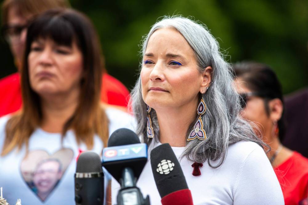 MIKAELA MACKENZIE / WINNIPEG FREE PRESS
Nahanni Fontaine, NDP spokesperson for MMIWG2S, makes a campaign announcement with NDP leader Wab Kinew and MMIWG2S family members on Friday.