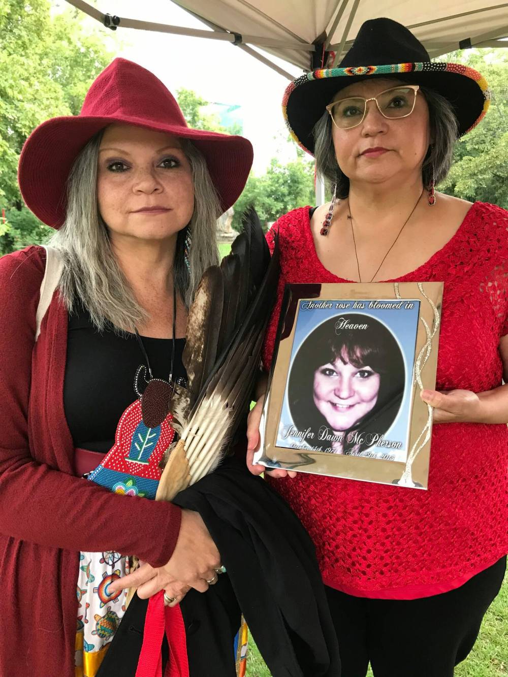 CAROL SANDERS / WINNIPEG FREE PRESS
Sisters Gerri Pangman, left, and Kim McPherson with photo of their sister Jennifer McPherson who is one of the MMIWG2S that the Manitoba NDP say the PCs have neglected to act on since forming government.