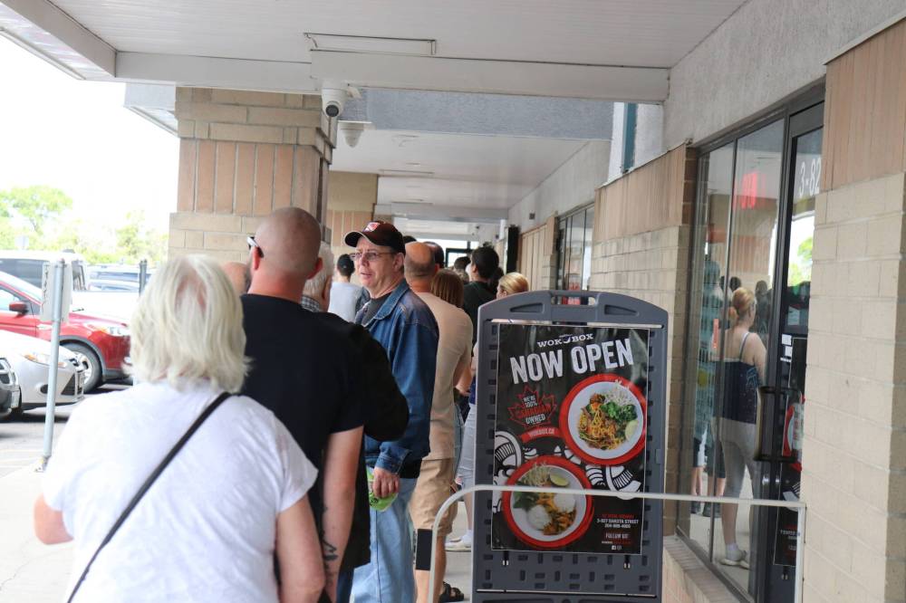 TYLER SEARLE / WINNIPEG FREE PRESS
Some patrons waiting in long lineups outside two city Liquor Marts Saturday expressed support for striking employees, as the provincewide strike involving 1,400 workers stretched into its fifth day.