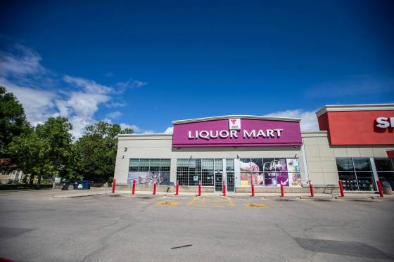 MLL workers have reached a tentative deal to end a bitter strike that has curbed access to alcohol at government-run stores across the province since mid-July. (Mikaela MacKenzie / Winnipeg Free Press)