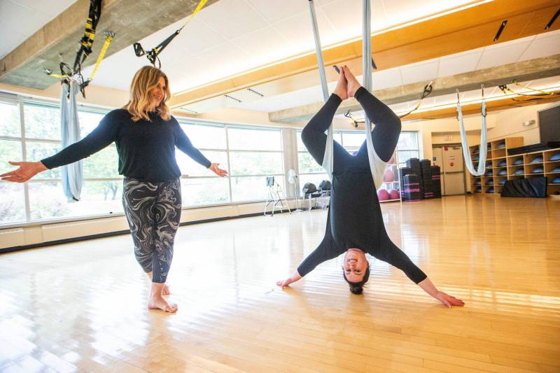 MIKAELA MACKENZIE / WINNIPEG FREE PRESS
                                Lori Orchard (left) as Jen Zoratti does 'the Spider-Man'.