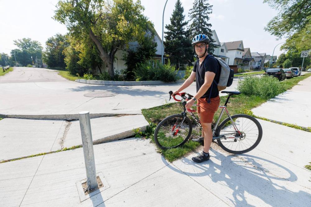 MIKE DEAL / WINNIPEG FREE PRESS
Evan Krosney said the damage has been around for months and it highlights the lack of maintenance on Winnipeg’s active transportation routes.