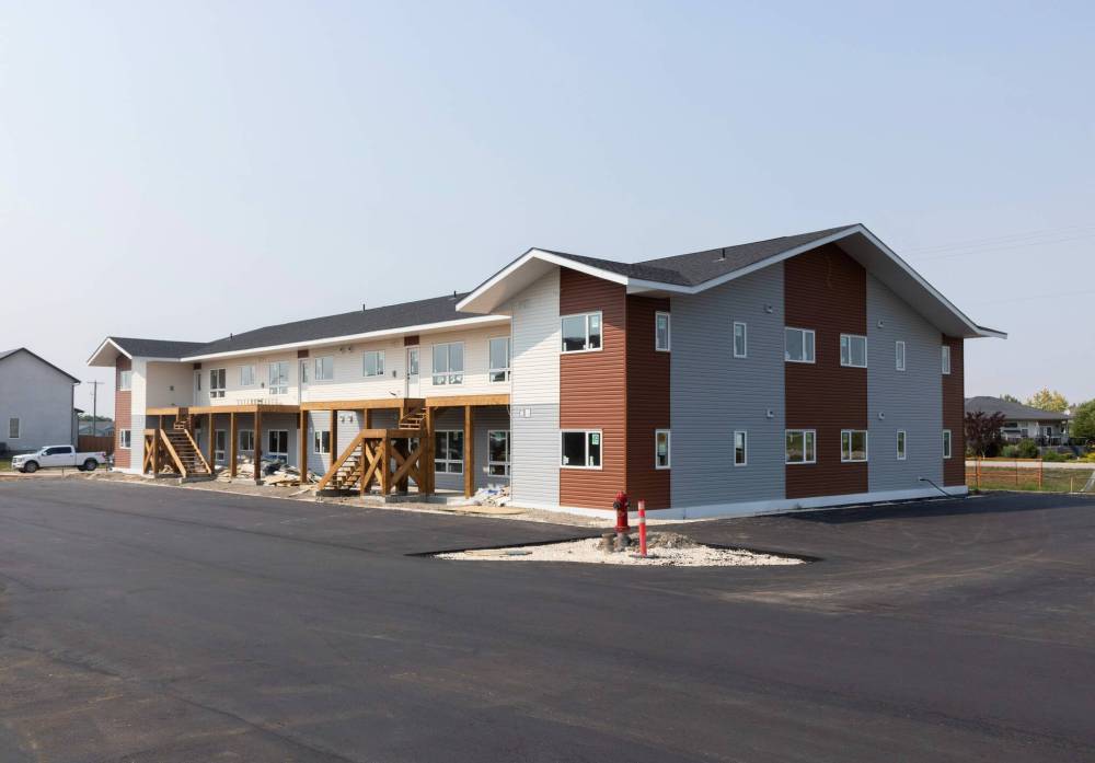 MIKE THIESSEN / WINNIPEG FREE PRESS
The Haven Apartments at the entrance of Quarry Ridge Park in the southwest corner of Stonewall is the first of 13 apartment blocks that will be built in the next four years in the subdivision.