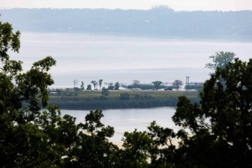 MIKE DEAL / WINNIPEG FREE PRESS Pelican Lake and the town of Ninette, MB. See Ben Waldman story 230815 - Tuesday, August 15, 2023.
                                MIKE DEAL / WINNIPEG FREE PRESS
                                Motorists travelling highways 23 and 18 are dropped into a picturesque lake valley, with Ninette tucked in along the shore.