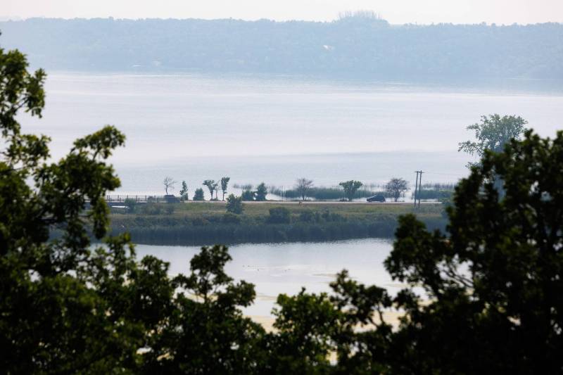 MIKE DEAL / WINNIPEG FREE PRESS Pelican Lake and the town of Ninette, MB. See Ben Waldman story 230815 - Tuesday, August 15, 2023.
MIKE DEAL / WINNIPEG FREE PRESS
Motorists travelling highways 23 and 18 are dropped into a picturesque lake valley, with Ninette tucked in along the shore.