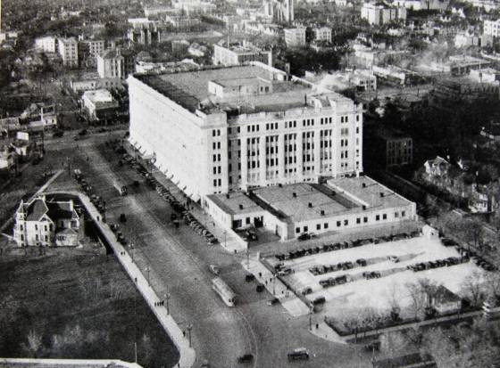 The Hudson's Bay Co. store on Portage Ave. in Winnipeg. (The Archives of Manitoba)
