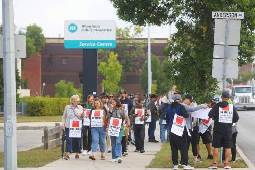 MPI MGEU members picket outside the MPI Main Street Service Centre on Monday morning. (Mike Deal / Winnipeg Free Press)