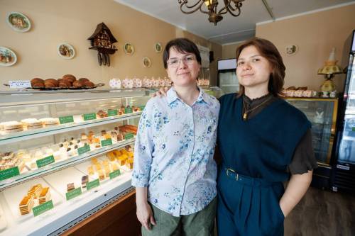 MIKE DEAL / WINNIPEG FREE PRESS
                                Vira Volt (left) and her daughter, Finnen Volt, are the team behind Honey Bunny Pastry Shop on Corydon Avenue.