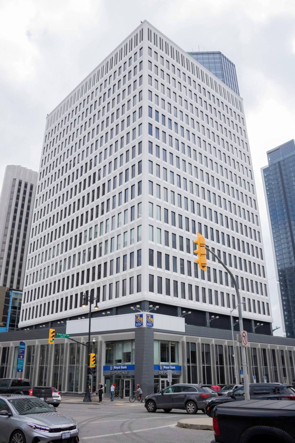 MIKE THIESSEN / WINNIPEG FREE PRESS
220 Portage Ave., a 17-storey tower housing the Royal Bank of Canada, is listed for $34 million.
