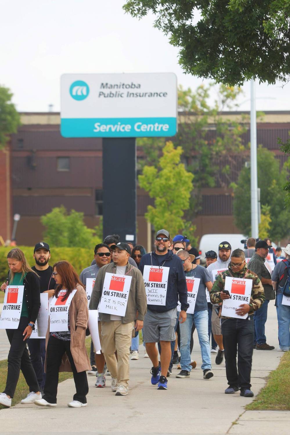 MIKE DEAL / WINNIPEG FREE PRESS FILES
The Manitoba Government and and General Employees’ Union representing 1,700 MPI employees on strike took aim at raises given to the corporation’s bosses and brokers.