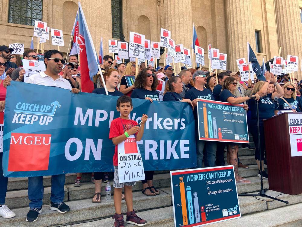MALAK ABAS / WINNIPEG FREE PRESS FILES
MPI workers rally at the Manitoba Legislative Building Wednesday.