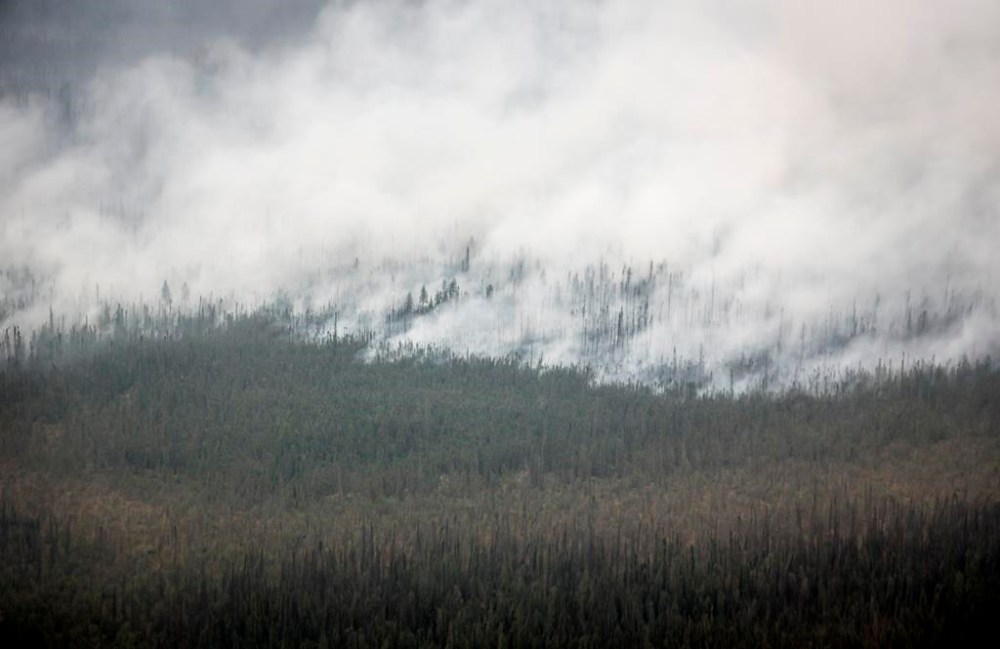 A wildfire burns south of Enterprise, N.W.T., Thursday, Aug. 17, 2023. THE CANADIAN PRESS/Jeff McIntosh
