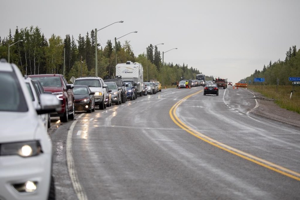 Evacuees from Yellowknife queue up to get gas at Big River Service in Ft. Providence, N.W.T., Thursday, Aug. 17, 2023. THE CANADIAN PRESS/Bill Braden