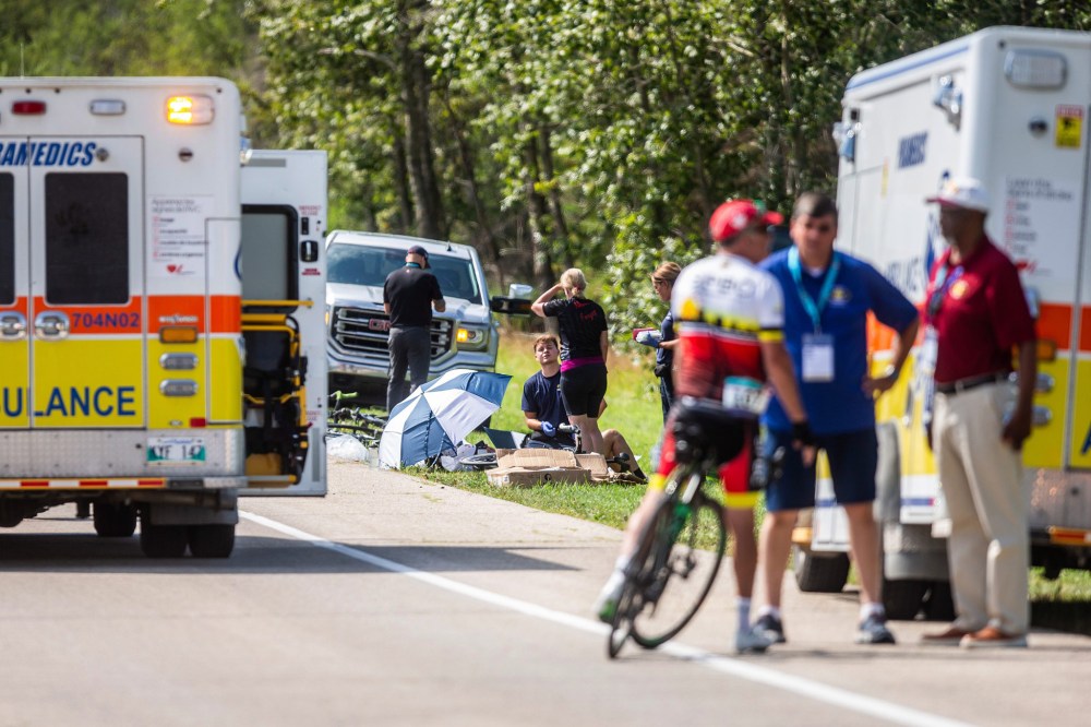 MIKAELA MACKENZIE / WINNIPEG FREE PRESS
Paramedics from a STARS helicopter and seven ambulances arrived on the scene.