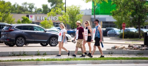 MIKAELA MACKENZIE / WINNIPEG FREE PRESS

Picketers walk the line at the Grant Park Liquor Mart on Tuesday, Aug. 8, 2023. For Malak Abas story.
Winnipeg Free Press 2023