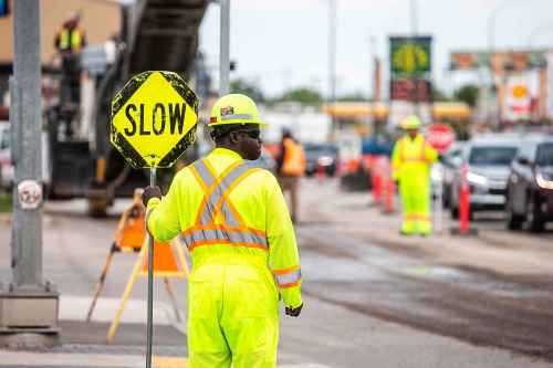 MIKAELA MACKENZIE / WINNIPEG FREE PRESS
A large construction site on southbound Pembina at McGillvray slows down and even stops traffic on Thursday.
