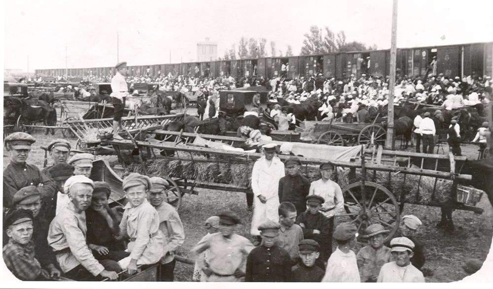 CENTRE FOR MENNONITE BRETHREN STUDIES </p>
Russländer Mennonites departing the Soviet Union at the Lichtenau train station in 1924.