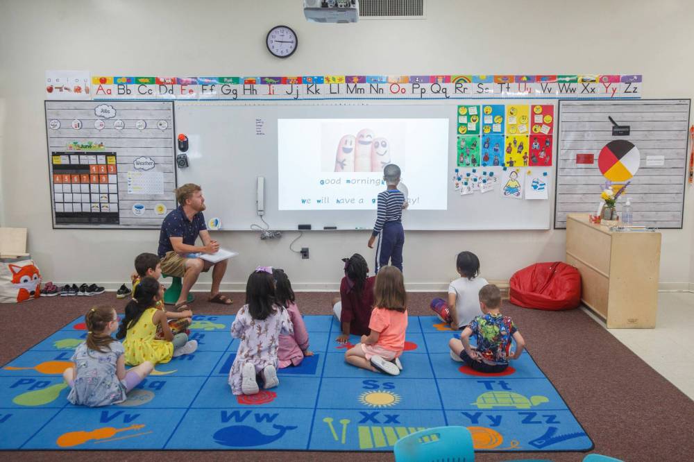 Mike Deal / Winnipeg Free Press
Kenny Benson, the only male kindergarten teacher in the Louis Riel School Division, plays word games with his students at St. George School.