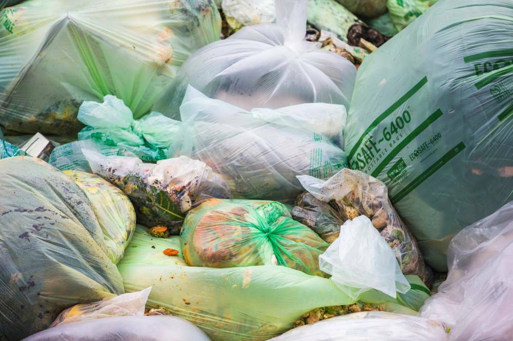 A city report suggests the $8 per year increase to the annual waste diversion fee would start in 2024, to save money for green carts and kitchen pails. (Winnipeg Free Press files)