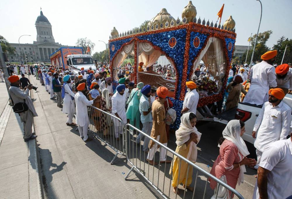 <p>JOHN WOODS / WINNIPEG FREE PRESS</p>
                                <p>Members of the Sikh community place offerings at the Nagar Kirtan parade, an annual celebration of the Guru Granth Sahib, the holy scripture of Sikhism in downtown Winnipeg Sunday.</p>