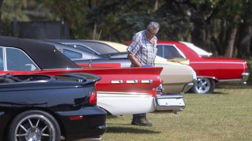MIKE DEAL / WINNIPEG FREE PRESS
Doug McRae checks out some of the classic cars at Associated Auto Auction which is holding the largest collector car auction ever in Manitoba.