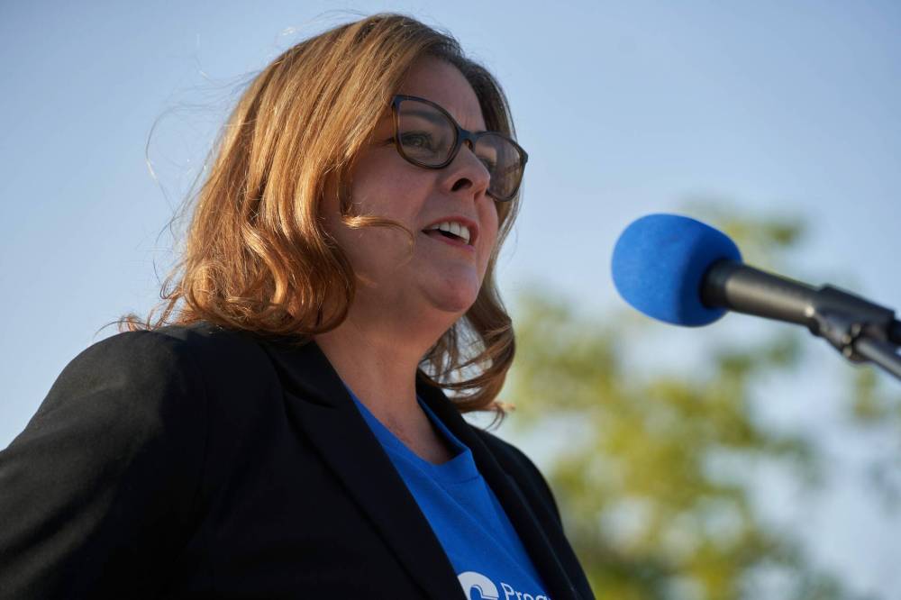 DAVID LIPNOWSKI / WINNIPEG FREE PRESS
Progressive Conservative Party of Manitoba leader and Premier of Manitoba Heather Stefanson speaks to supporters at Kirkbridge Park Wednesday.