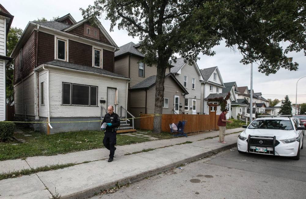 JOHN WOODS / WINNIPEG FREE PRESS
Police investigate at 557 Mountain Avenue which was the scene of Winnipeg’s latest homicide Sunday.