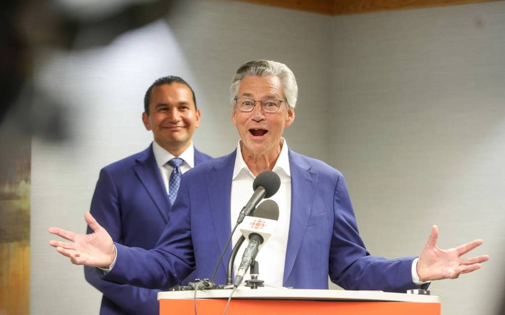 Gary Doer said he was impressed with Wab Kinew’s eagerness to engage people from across the province’s health, business and labour sector and was proud to accept an offer to work alongside the candidate for Fort Rouge. (Ruth Bonneville / Winnipeg Free Press)
