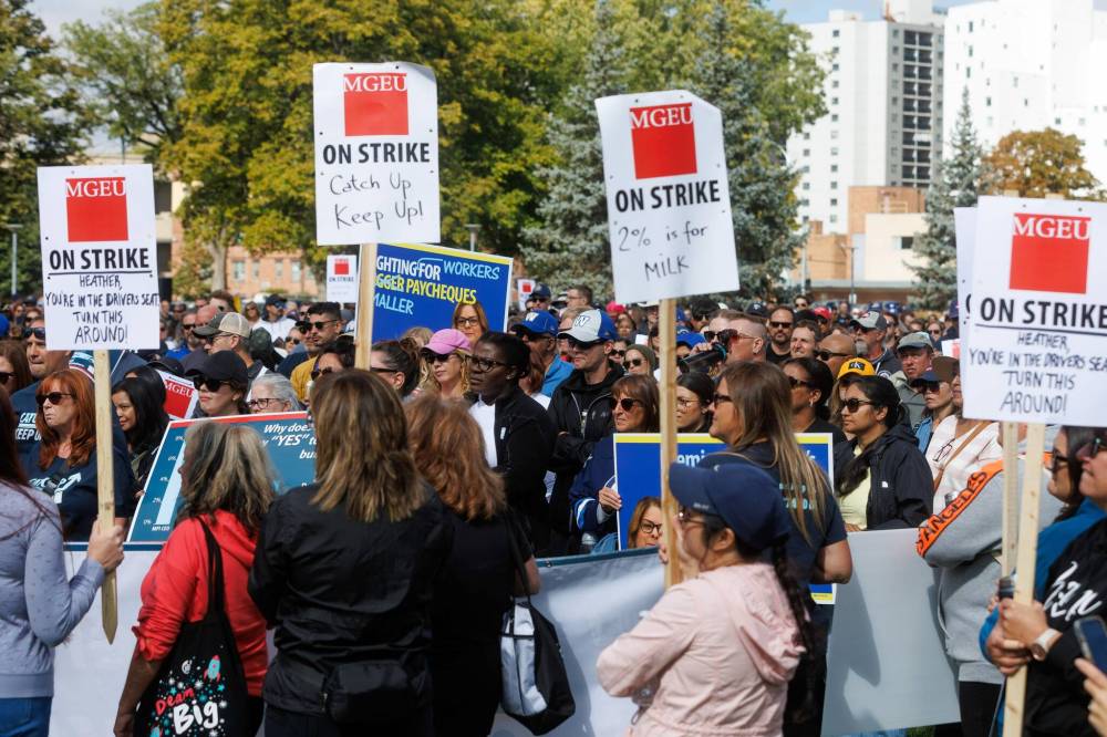MIKE DEAL / WINNIPEG FREE PRESS
Hundreds gathered at a morale-boosting rally held by the Manitoba Government and General Employees’ Union at Memorial Park Tuesday.