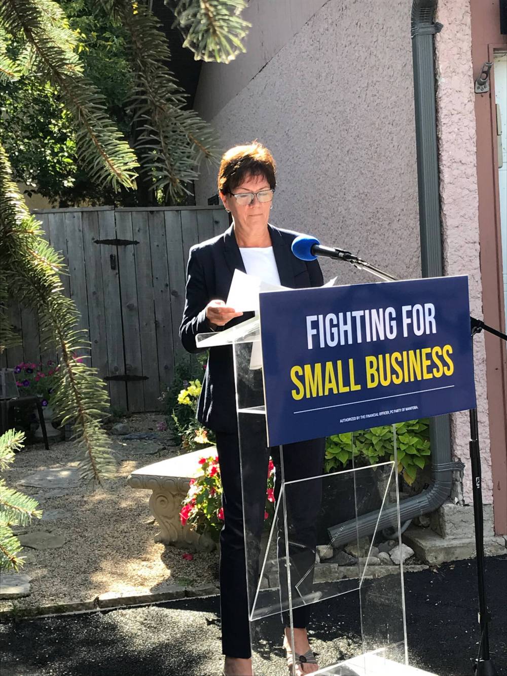 CAROL SANDERS / WINNIPEG FREE PRESS
The candidate for Seine River, Janice Morley-Lecomte, made the announcement to kill the provincial sales tax on flowers and trees, if re-elected Oct. 3, at a campaign event in the driveway of a home on a Charleswood cul-de-sac in the Roblin constituency.