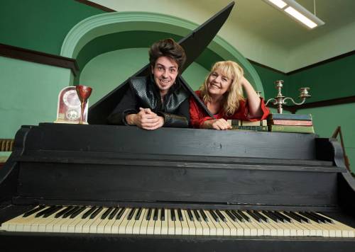 DAVID LIPNOWSKI / WINNIPEG FREE PRESS
                                Duncan Cox and Sharon Bajer wrote and star in the vampire-based musical, Afterlight.
