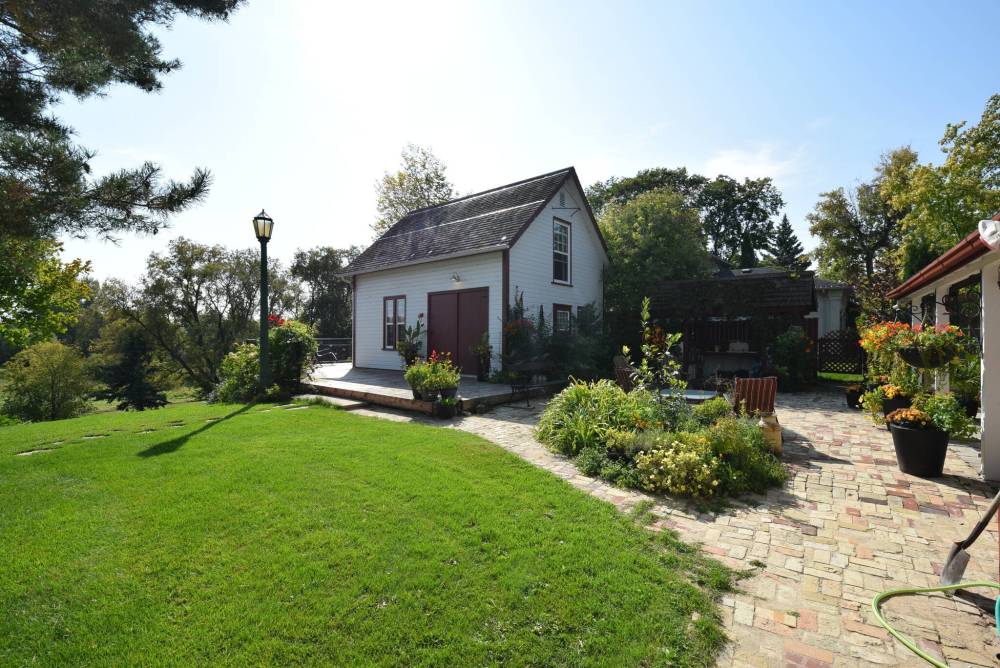 <p>The 750 sq. ft. carriage house could serve as a guest house, granny suite or money-making Air BNB.</p>