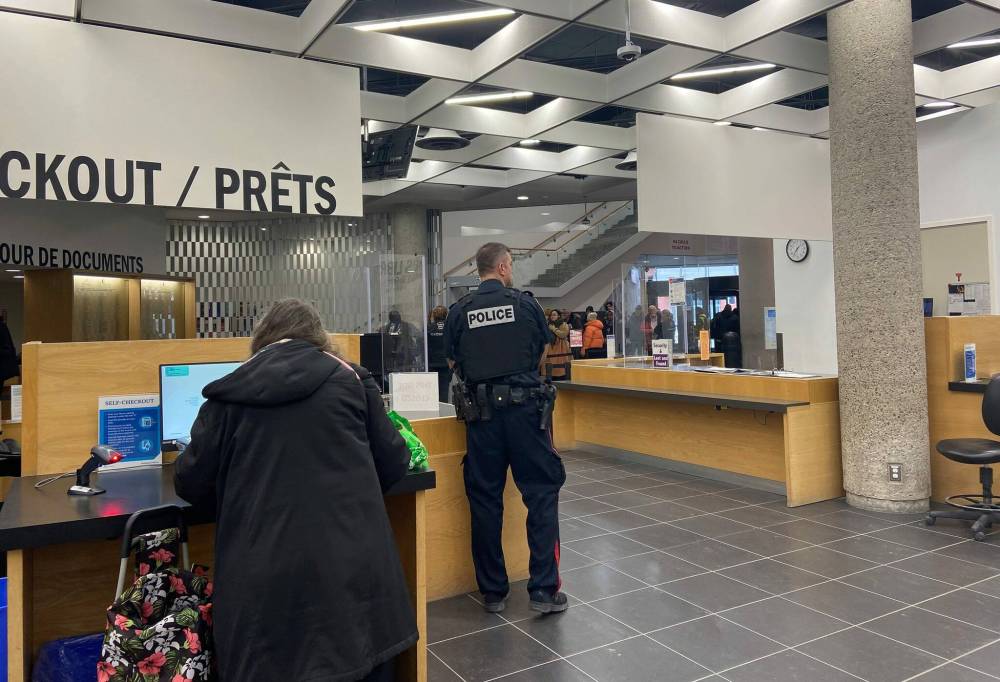 MALAK ABAS / FREE PRESS FILES
Winnipeg Police Service special duty police officers have been posted at the downtown library during operating hours since it fully reopened to patrons on Jan. 23.