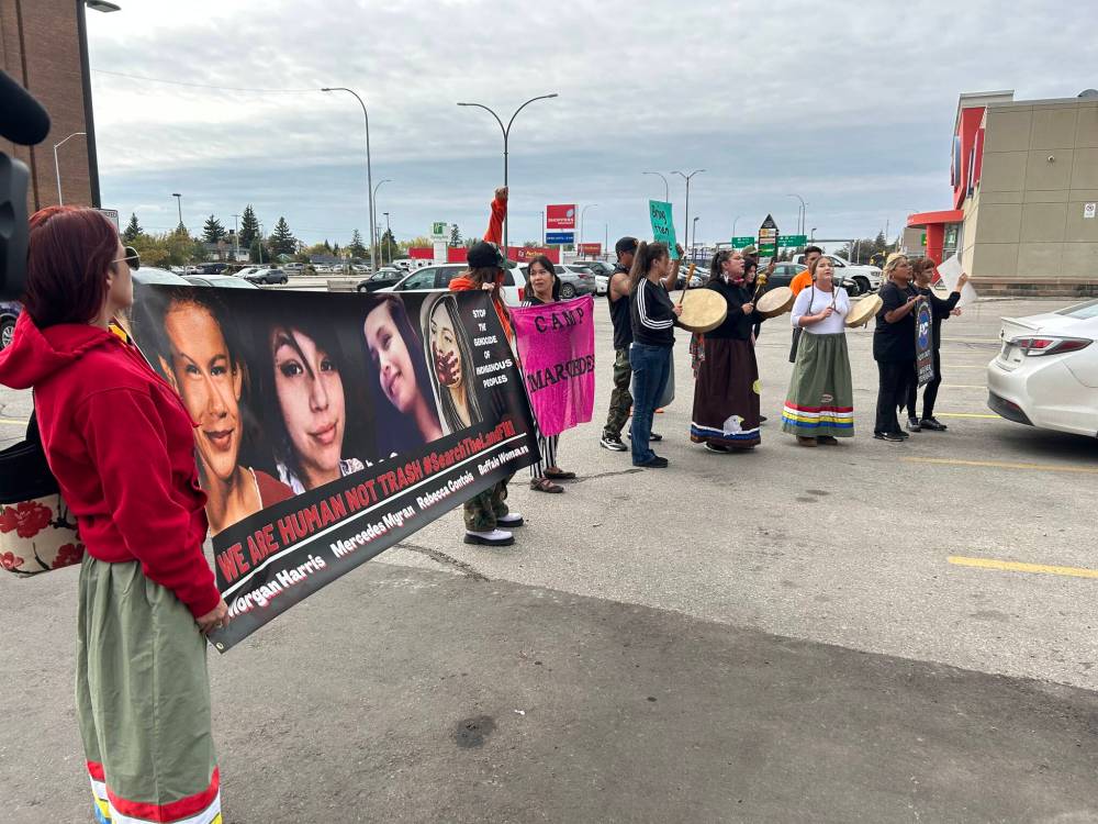 TYLER SEARLE / WINNIPEG FREE PRESS
A crowd of protesters gathered outside Kevin Klein’s constituency office on Portage Avenue with drums, demanding searches for victims.