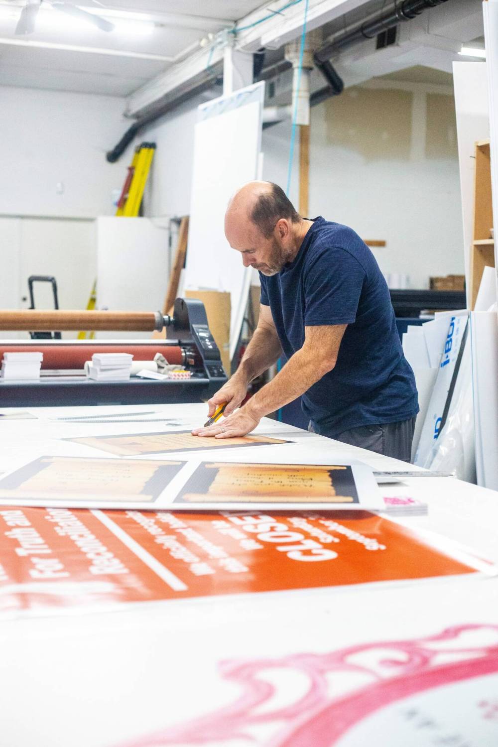 MIKAELA MACKENZIE / WINNIPEG FREE PRESS
For Don Gaye, owner of Sign Source, election campaigns mean long days in the print shop.