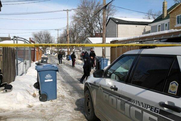 Winnipeg police investigate in the lane of Beverley and Toronto streets, between Ellice and St. Matthews avenues, in March. (Erik Pindera / Winnipeg Free Press Files)