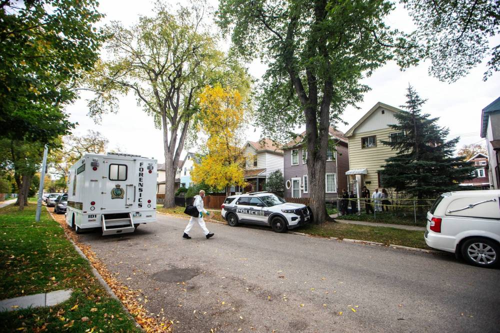 MIKAELA MACKENZIE / WINNIPEG FREE PRESS
Police investigate a homicide scene at 677 Victor Street Thursday.