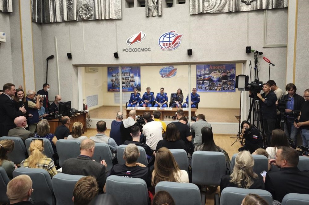 In this photo released by Roscosmos space corporation, from left, NASA astronaut Loral O'Hara, Roscosmos cosmonauts Oleg Kononenko and Nikolai Chub, crew members of the new mission to the International Space Station, ISS, and NASA astronaut Tracy Dyson and Roscosmos cosmonaut Alexey Ovchinin, backup crew members, attend a news conference behind a safety glass in Russian leased Baikonur cosmodrome, Kazakhstan, Thursday, Sept. 14, 2023. The new Soyuz mission to the International Space Station is scheduled on Friday, Sept. 15. (Roscosmos space corporation, via AP)