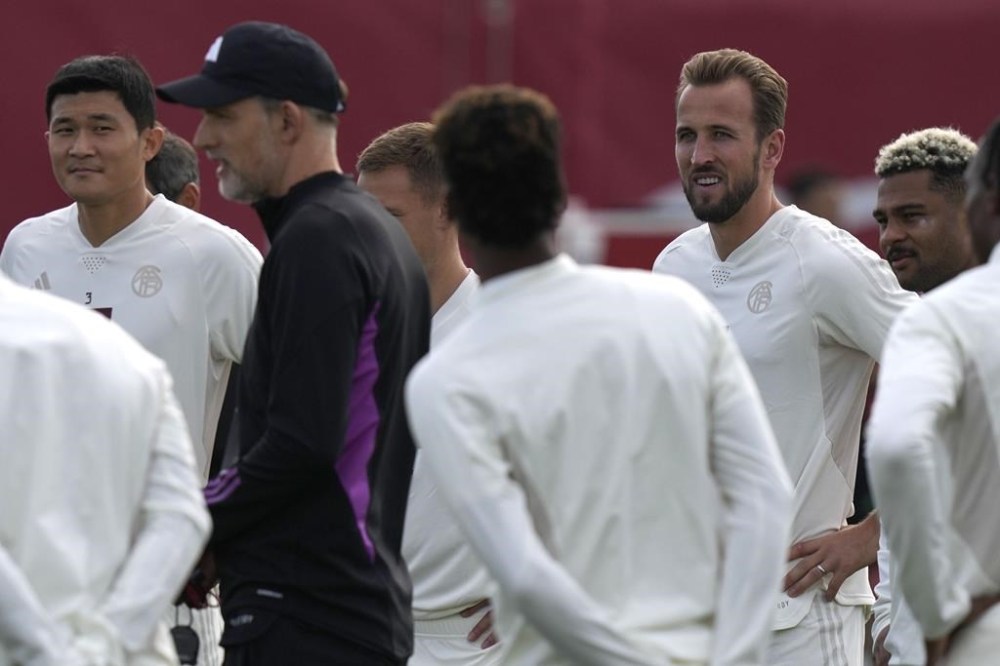 Bayern's Harry Kane, right, listens to instructions of Bayern's head coach Thomas Tuchel and team mate Kim Min-jae, left, during a training session in Munich, Germany, Tuesday, Sept. 19, 2023 prior to the Champions League group A match between Bayern Munich and Manchester United. Bayern will face Man U on Wednesday. (AP Photo/Matthias Schrader)