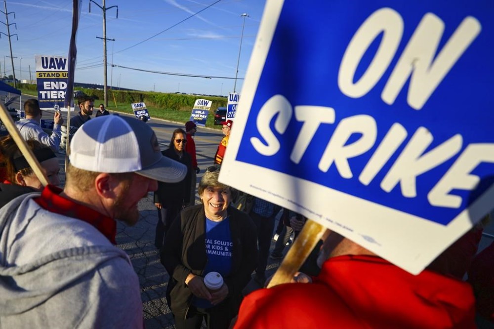 American Federation of Teachers President Randi Weingarten joins striking workers on the picket line Tuesday, Sept. 19, 2023, at the Stellantis Toledo Assembly Complex where Jeeps are made in Toledo, Ohio. (Jeremy Wadsworth/The Blade via AP)