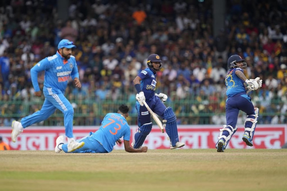 India's Mohammed Siraj loses his balance after delivering a ball as Sri Lanka's Dunith Wellalage and Kusal Mendis run between wickets during the Asia Cup final cricket match between India and Sri Lanka in Colombo, Sri Lanka, Sunday, Sep. 17, 2023. (AP Photo/Eranga Jayawardena)
