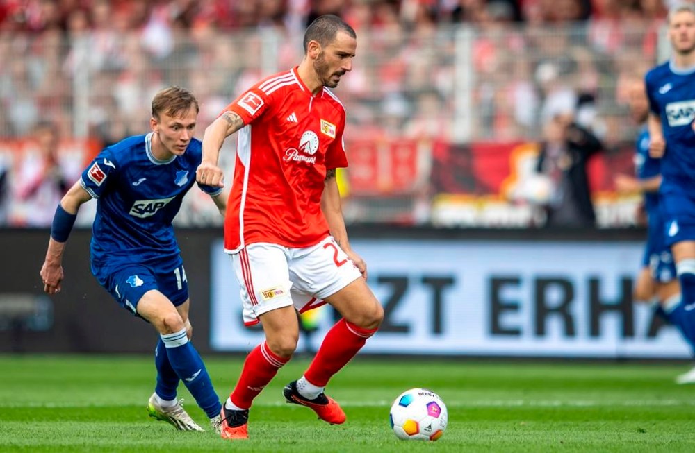 Hoffenheim's Maximilian Beier, left, challenges Berlin's Leonardo Bonucci during the German Bundesliga soccer match between FC Union Berlin and TSG 1899 Hoffenheim, in Berlin, Saturday, Sept. 23, 2023. (Andreas Gora/dpa via AP)