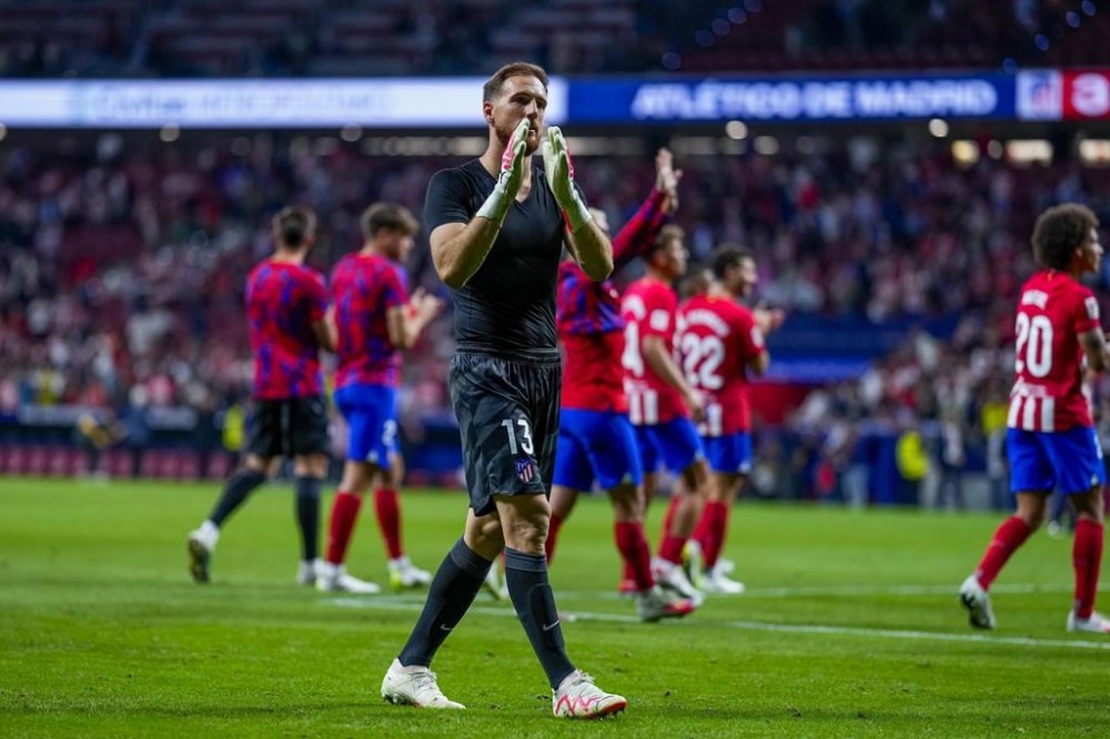 Atletico Madrid's goalkeeper Jan Oblak celebrates with supporters at the end of the Spanish La Liga soccer match between Atletico Madrid and Real Madrid at Metropolitan stadium in Madrid, Sunday, Sept. 24, 2023. Atletico Madrid won 3-1. (AP Photo/Manu Fernandez)