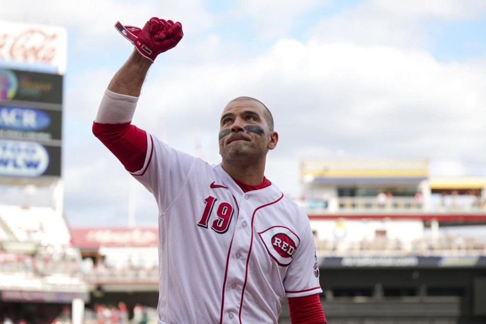Cincinnati Reds' Joey Votto acknowledges the crowd after being taken out of the game during the eighth inning of a baseball game against the Pittsburgh Pirates in Cincinnati, Sunday, Sept. 24, 2023. (AP Photo/Aaron Doster)