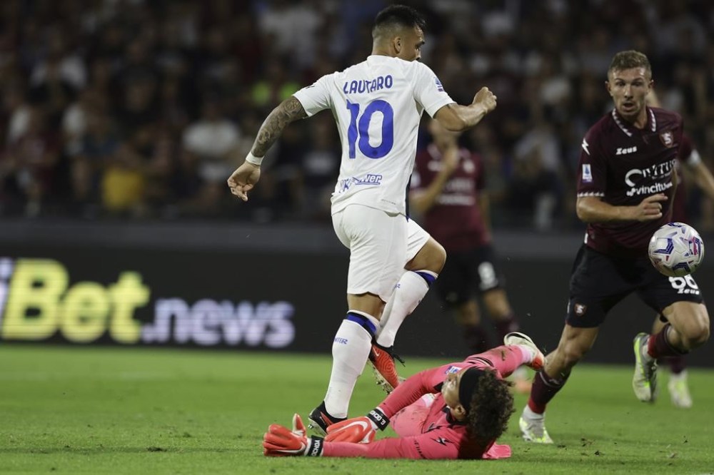 Lautaro Martinez of FC Inter scores goal 0-1 during the Serie A soccer match between Salernitana and Inter Milan, at the Arechi stadium in Salerno, Italy, Saturday, Sept. 20, 2023. (Alessandro Garofalo/LaPresse via AP)