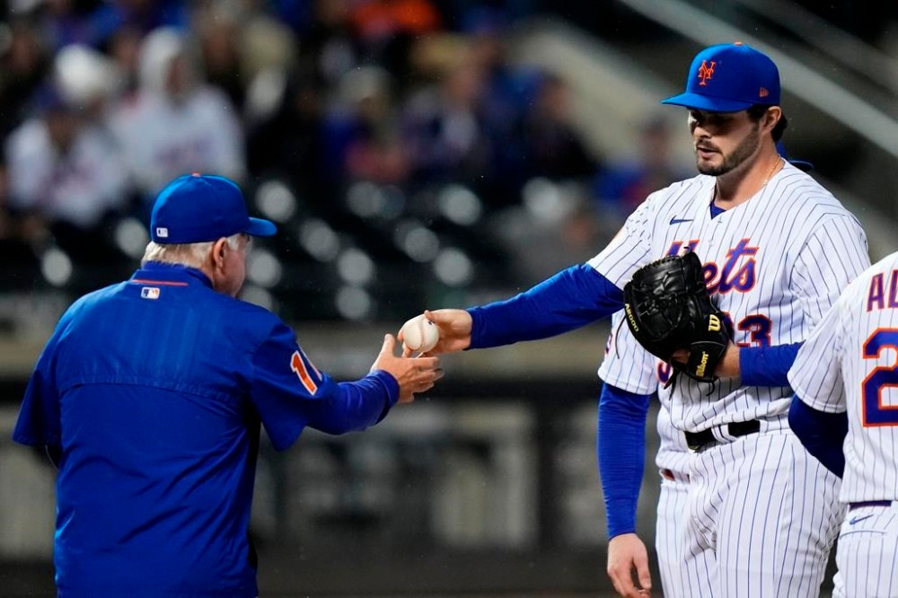 New York Mets relief pitcher Grant Hartwig, right, hands the ball to manager Buck Showalter as he leaves during the ninth inning of a baseball game against the Miami Marlins, Thursday, Sept. 28, 2023, in New York. (AP Photo/Frank Franklin II)